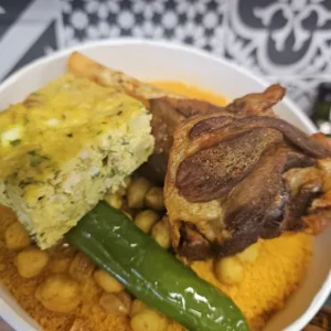 Accueil 16 Couscous tunisien à l'agneau généreux, sept légumes et semoule fine - Traiteur Marseille