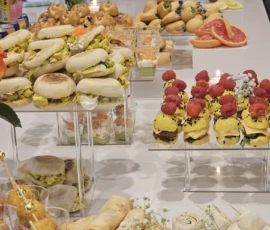 Buffet de mignardises pour événement : bricks, mezze, présentation soignée - Marseille